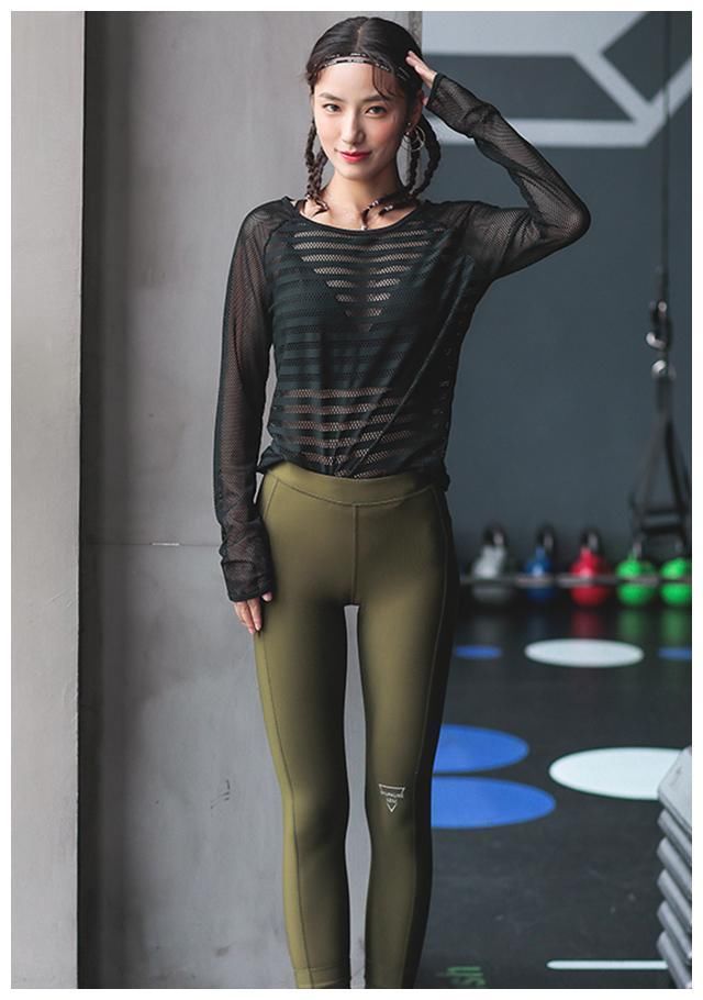 美图：身穿紧身衣的辣妈，迷人的腿型真好看，紧身裤这次立了大功