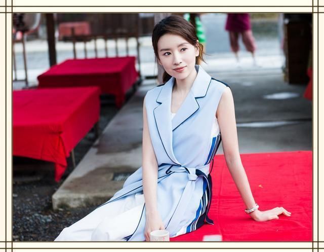 董洁真是牛!大热天还穿这么厚的毛衣?反季节才是最时髦的!