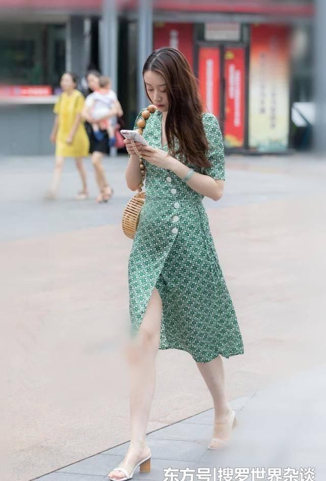  『美女』街拍：身姿曼妙的美女，一件白色背心配打底裤，充满温婉的女人味