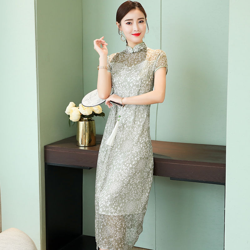 让60后女人情有独钟的旗袍裙，又出新款了，高贵还显气质