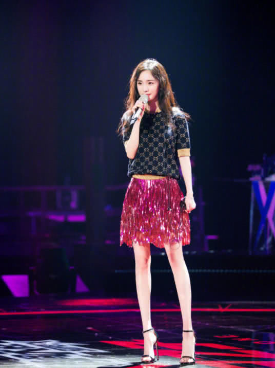 杨幂的高跟鞋真是看见都害怕，普通人一双都驾驭不了!