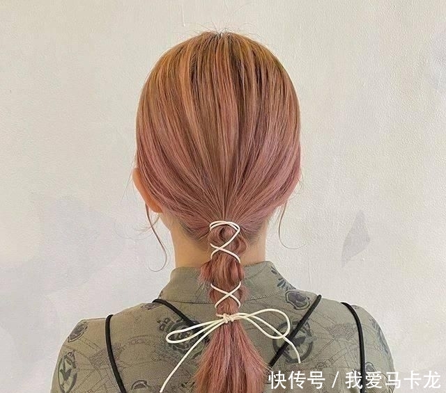 回归@泰妍双丸子头回归,可爱度爆表!同时加码分享5款超甜花朵系编发