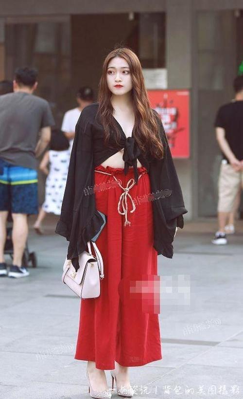 路人街拍，小姐姐举手投足之间散发着满满的女人味