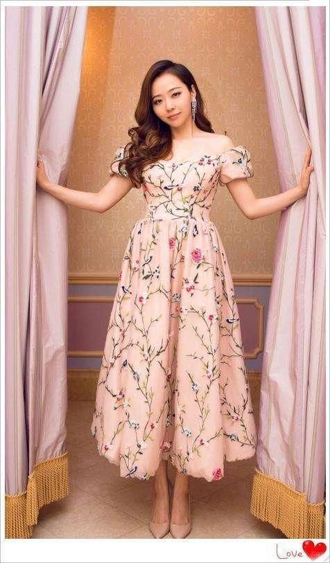 张靓颖太大胆了!半身裙用一根线连着，网友:杨幂都不敢这样穿