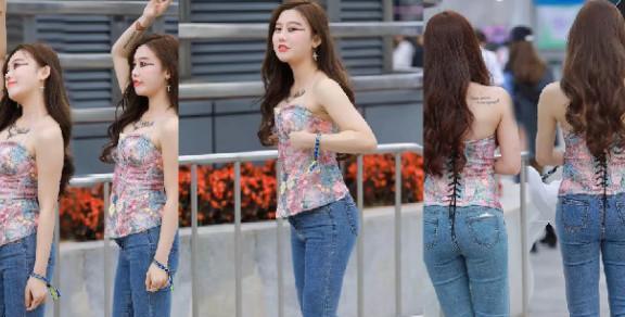 白里透红才能与众不同,牛仔裤帮你打造窈窕的身材