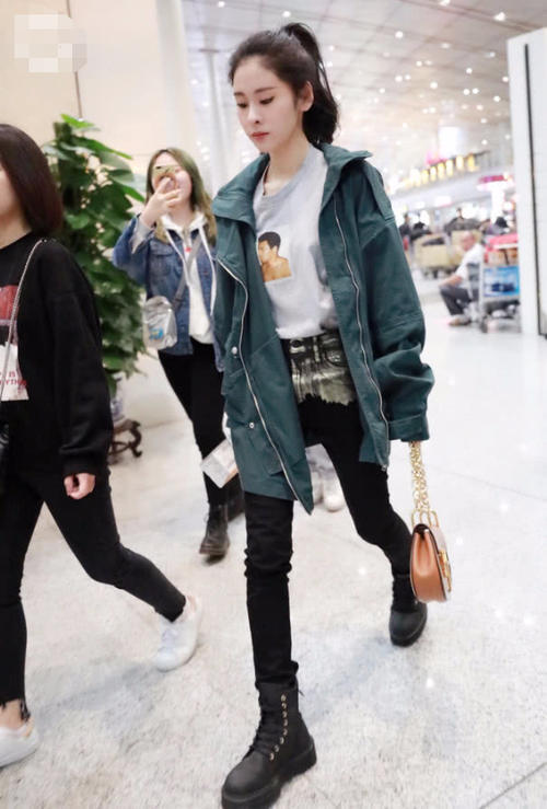 张碧晨也太壕了吧，居然在裤子上贴了一块大金片，有钱就是任性！