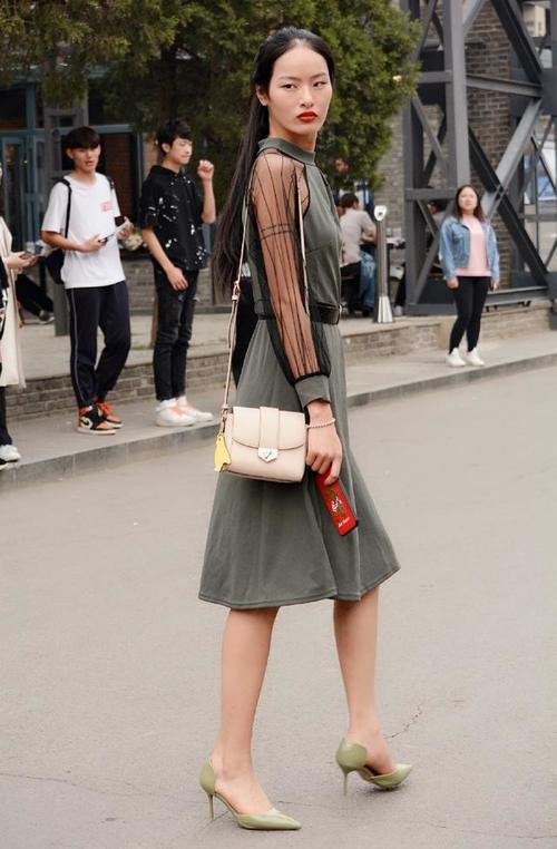 路人街拍，小姐姐的身材非常的匀称，看上去带着淡淡的性感