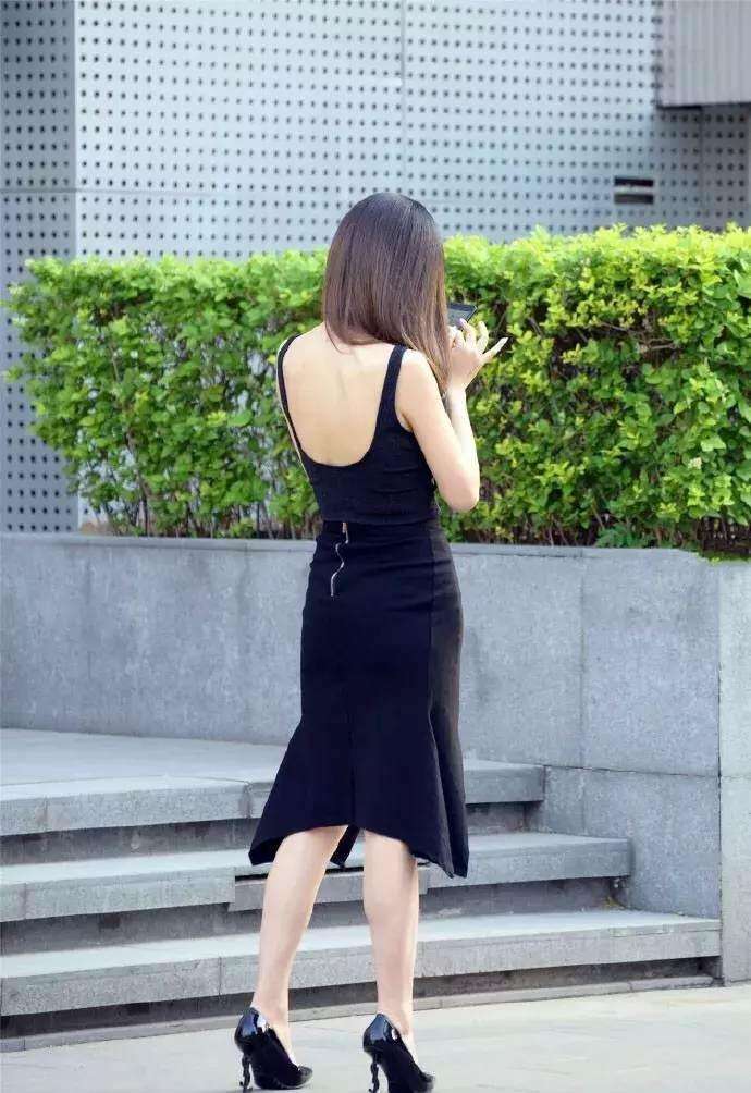 街拍: 身材丰满的辣妈, 你这动作很容易出丑的