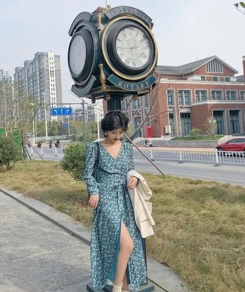  [碎花]碎花连衣裙怎么穿才时髦？学学这些潮流搭配，轻松摆脱土俗感