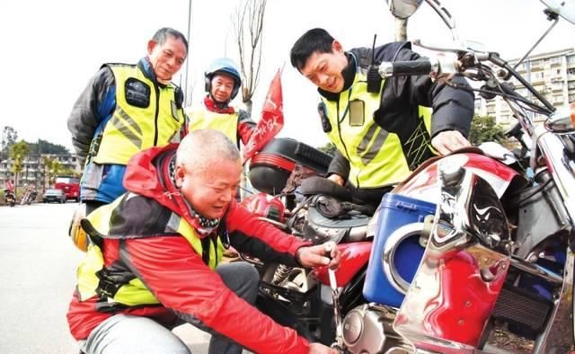 重庆有群60余老顽童组成的摩托车队伍 他们爱骑行大江南北