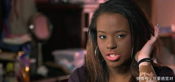 女孩每天坚持化妆，朋友好奇强迫她卸妆，看到素颜大家不知所措！