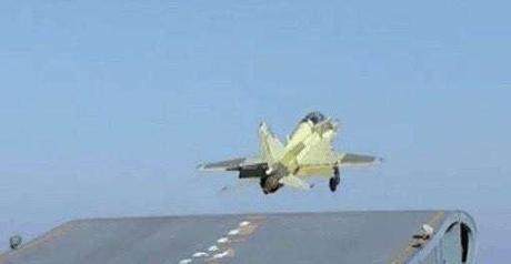 002航母正在安装拦阻索,除歼15之外还有一飞