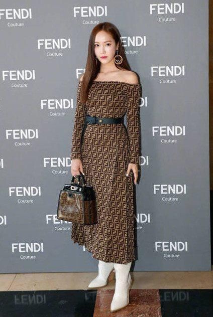 郑秀妍尴尬了!穿过膝长靴配这么厚的靴子，网友:嫌自己不够胖?