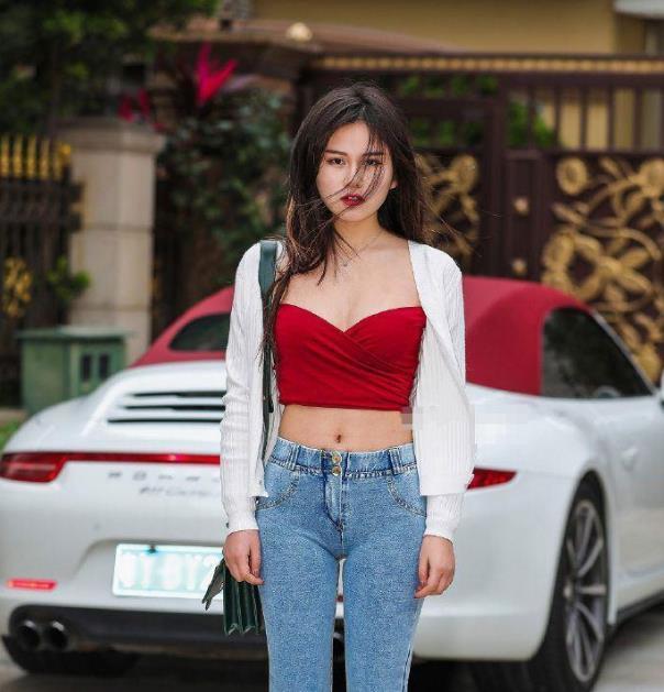 身材高挑的牛仔裤美女，凸显魅力小蛮腰，很招人喜欢！