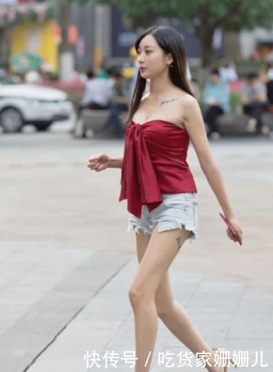  「简洁」街拍：小美女简洁的丸子头发型，戴一副酷酷的太阳镜，粉红色连衣裙舒适又清新