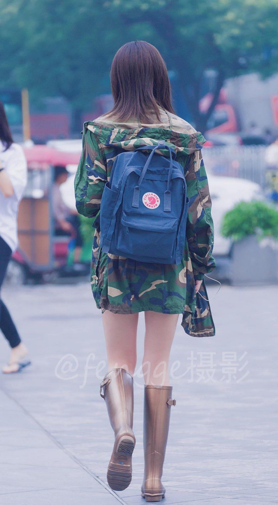 雨停了,女孩穿着时尚雨靴来了,不能趟水了,她心里一定极其失望