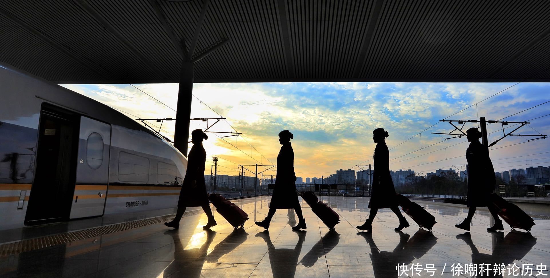  列车@2020谐音“爱你爱你” 这趟列车乘务员真有心 和乘客互动爱