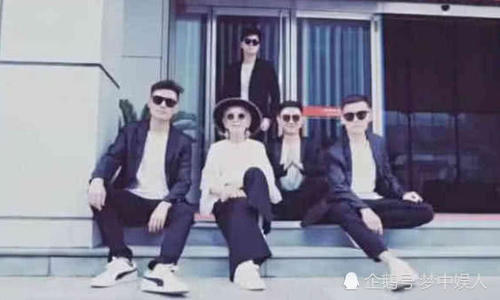 抖音四大护法守护一朵“奶奶花”？网友：衣服是同款批发的吗？