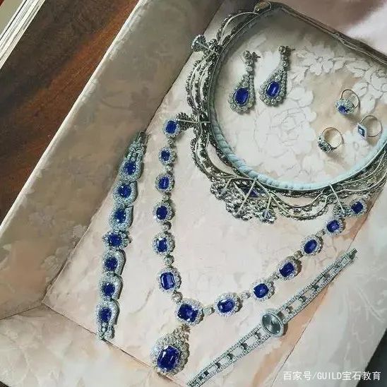  宝石胸针：聊聊英国王室代代相传的蓝宝石们