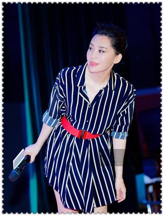 当49岁许晴与42岁赵薇同穿衬衫裙，才知道拥有一颗少女心有多重要