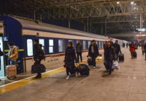 为啥火车“半夜”经过一些地方，乘务员会强制拉上窗帘？看完涨知