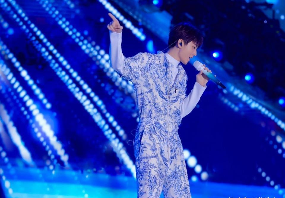 王俊凯提醒王源千玺坐好