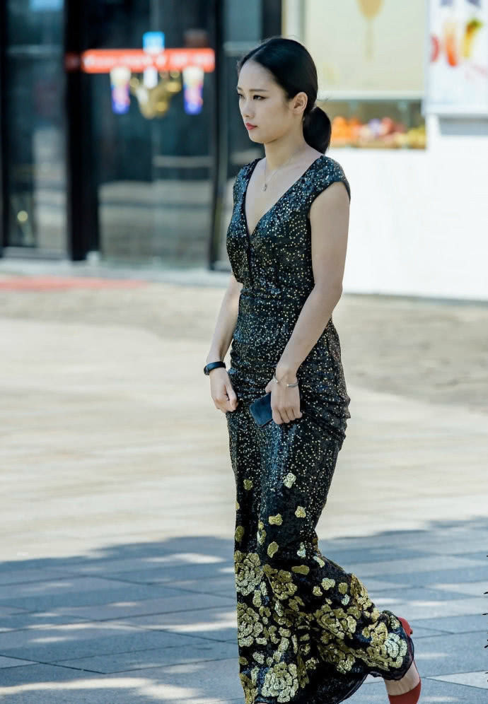 街拍：成熟清爽纯净的小姐姐，外表上时尚大方显高挑显气质！