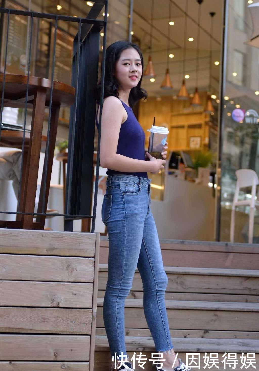 面孔|美女街拍:模特身材天使面孔配上紧身牛仔裤,看得人眼睛都直!