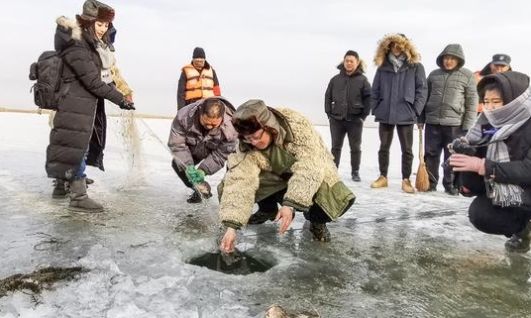 中国最大内陆淡水湖冬捕开始啦，渔民直接用湖水煮鱼，味道太棒啦