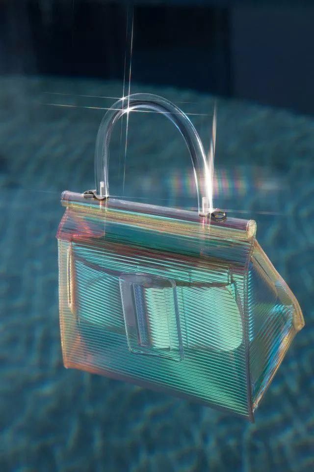 昨天的塑料袋你爱搭不理，今天的塑料袋只有时髦女孩看得起