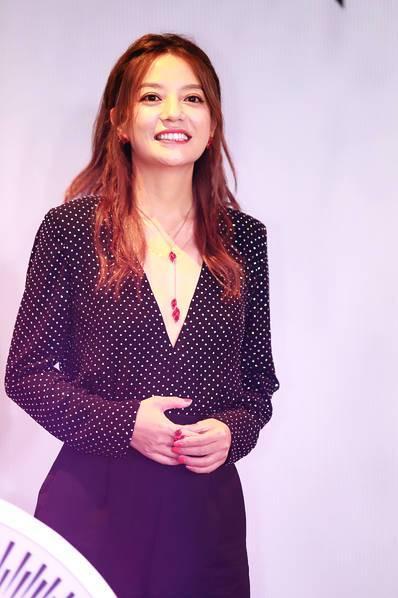 赵薇穿深V露排骨胸，看来真是瘦了不少！