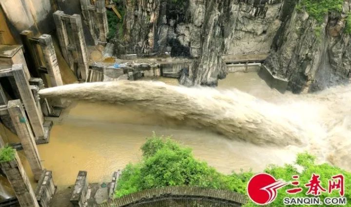 汉中石门水库泄洪，场面极为壮观！