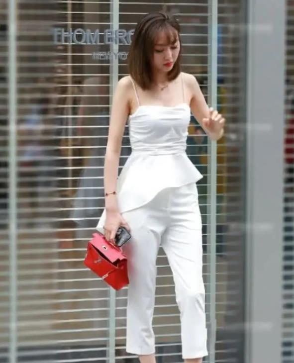 #气质#街拍:气质甜美的时尚小美女,白色的休闲装时尚又美观