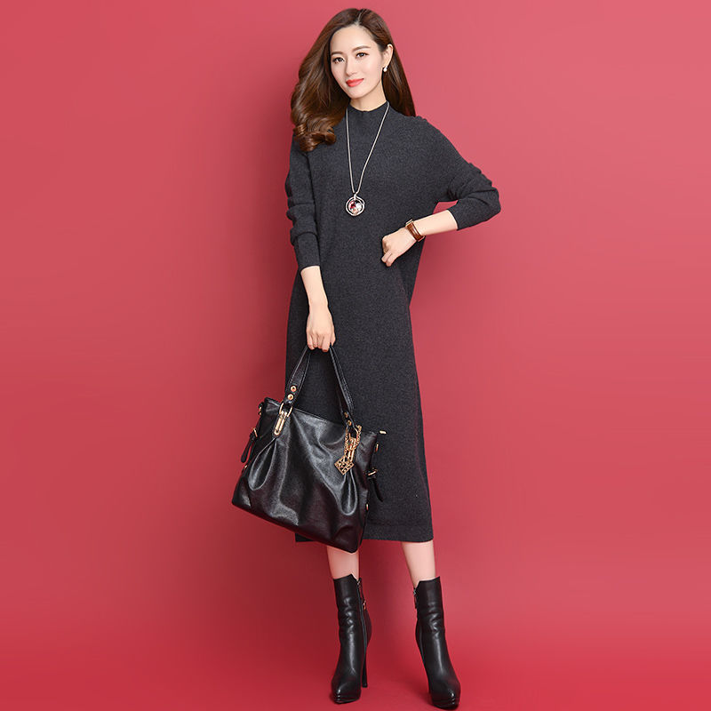 70后女人，秋裙搭马丁靴，显高美嫩，7080后女人都喜欢