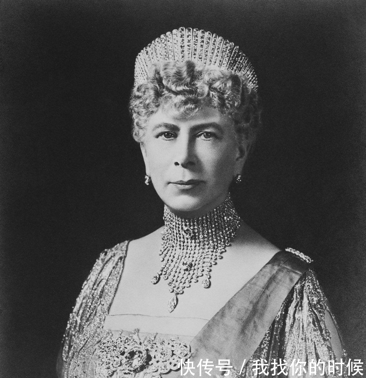 『玛丽王后』以前的英国王后如人形珠宝展示架,暴发户式珠宝搭配现在看不到了