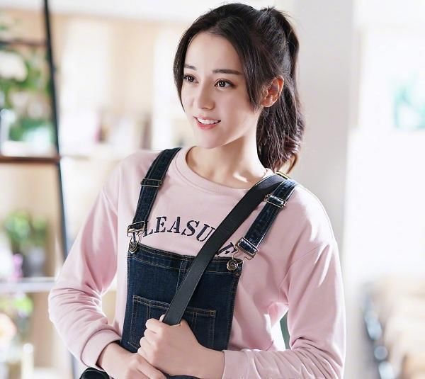 90后女星背带裤装pk，郑爽第五，关晓彤上榜，第一不是热巴