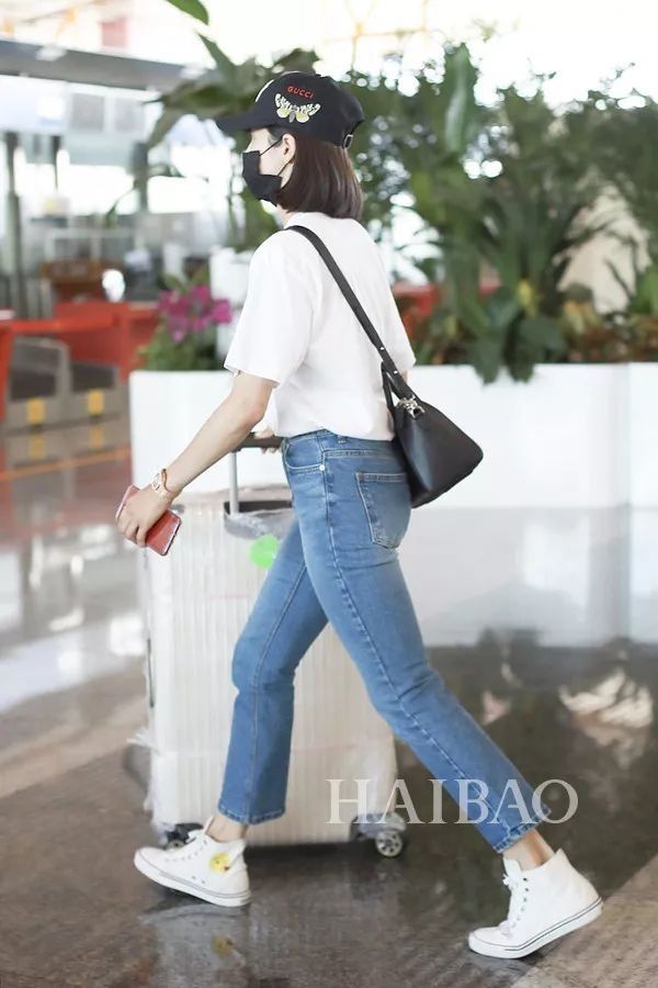 瘦回巅峰的赵薇年轻10岁!白百何这脸是怎么了?【海报街拍】