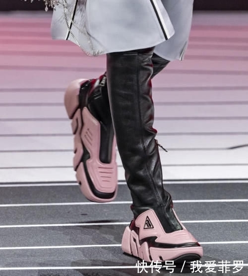 『时装周』2020秋冬时装周:玩转性别印象,Prada展现女性的强大力量
