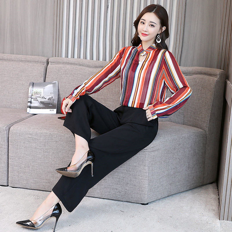 不喜欢穿裙子的女人有福了,瞧瞧8月新款套装,穿上身女人味十足