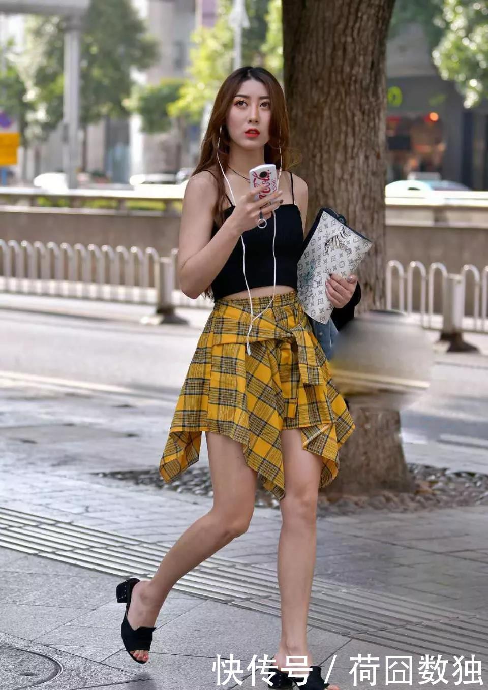 [ 显瘦]脸型很显胖，但身材显瘦很匀称苗条，街拍：打扮很时尚的性感女孩