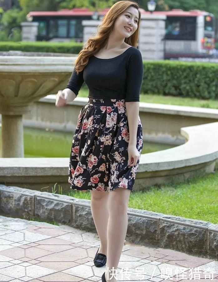 街拍：女生身材不错，演绎成熟唯美的碎花穿搭，让人大饱眼福