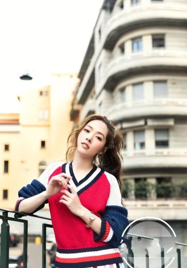 郭碧婷穿包臀裙秀曲线，搭配红上衣也不丑，网友：皮肤真白