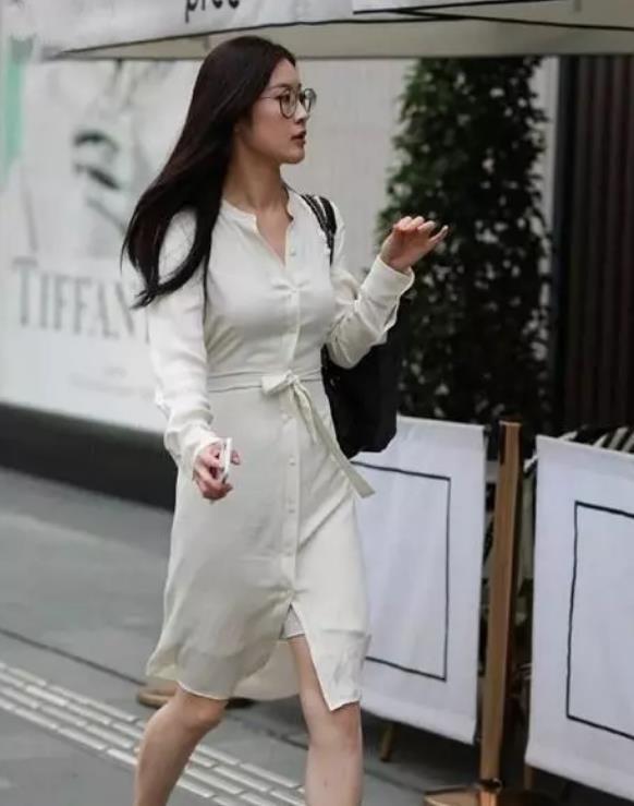  『迷人』街拍：如花似玉的小姐姐，一件白色短袖配黑色短裤，时尚魅力迷人