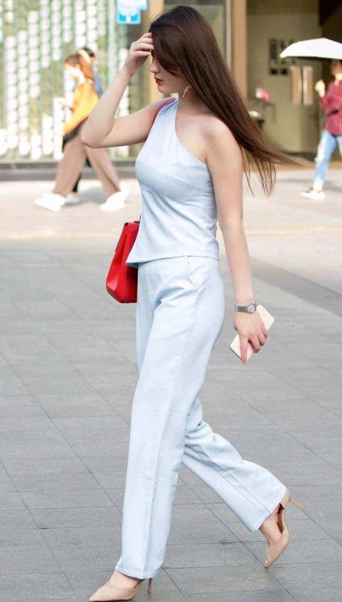 天生丽质的美女拥有凹凸有致的身材，在裸色薄纱的衬托下若隐若现