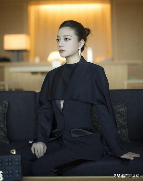  『时髦』斗篷外套简单易搭，披上后走路带风，时髦精们值得一试