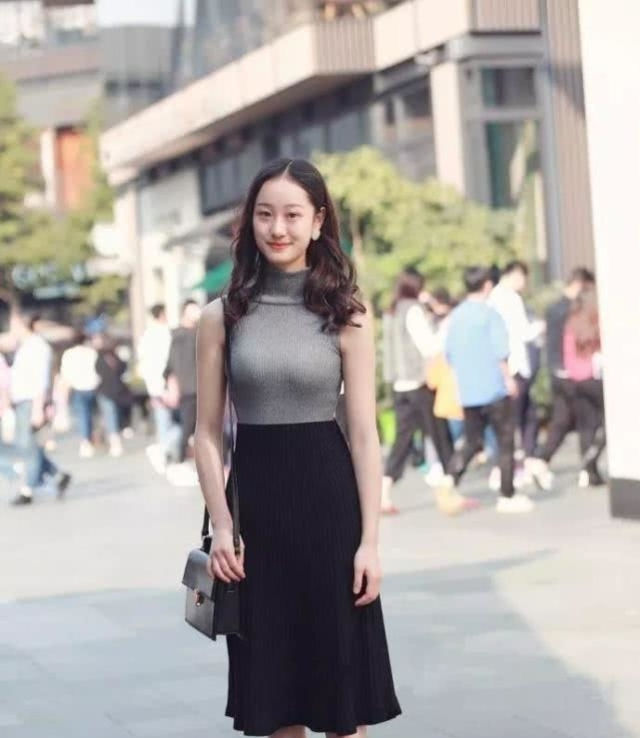  「百褶裙」路人街拍,小姐姐下搭黑色百褶裙,非常甜美,青春又减龄