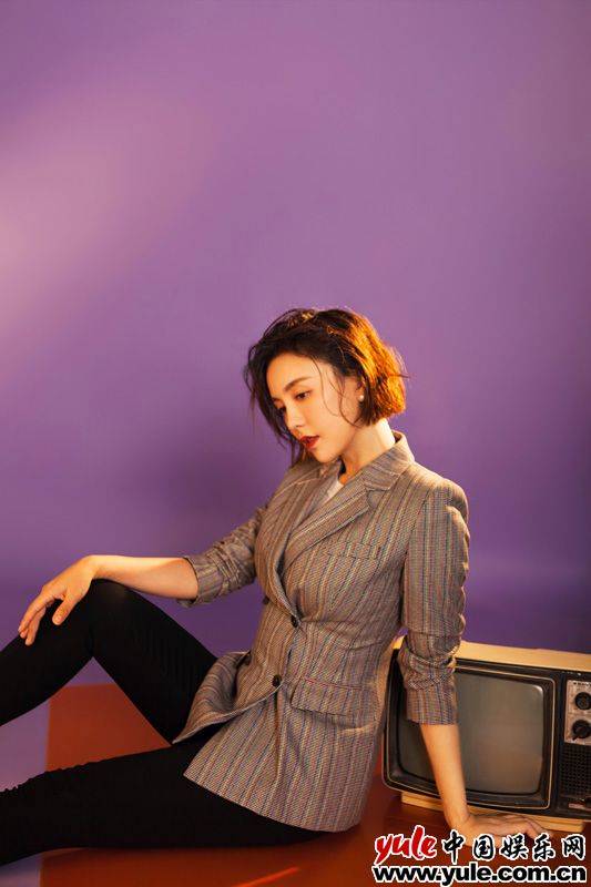吕佳容时尚大片大秀好身材 露脐西装＂女友力＂爆棚