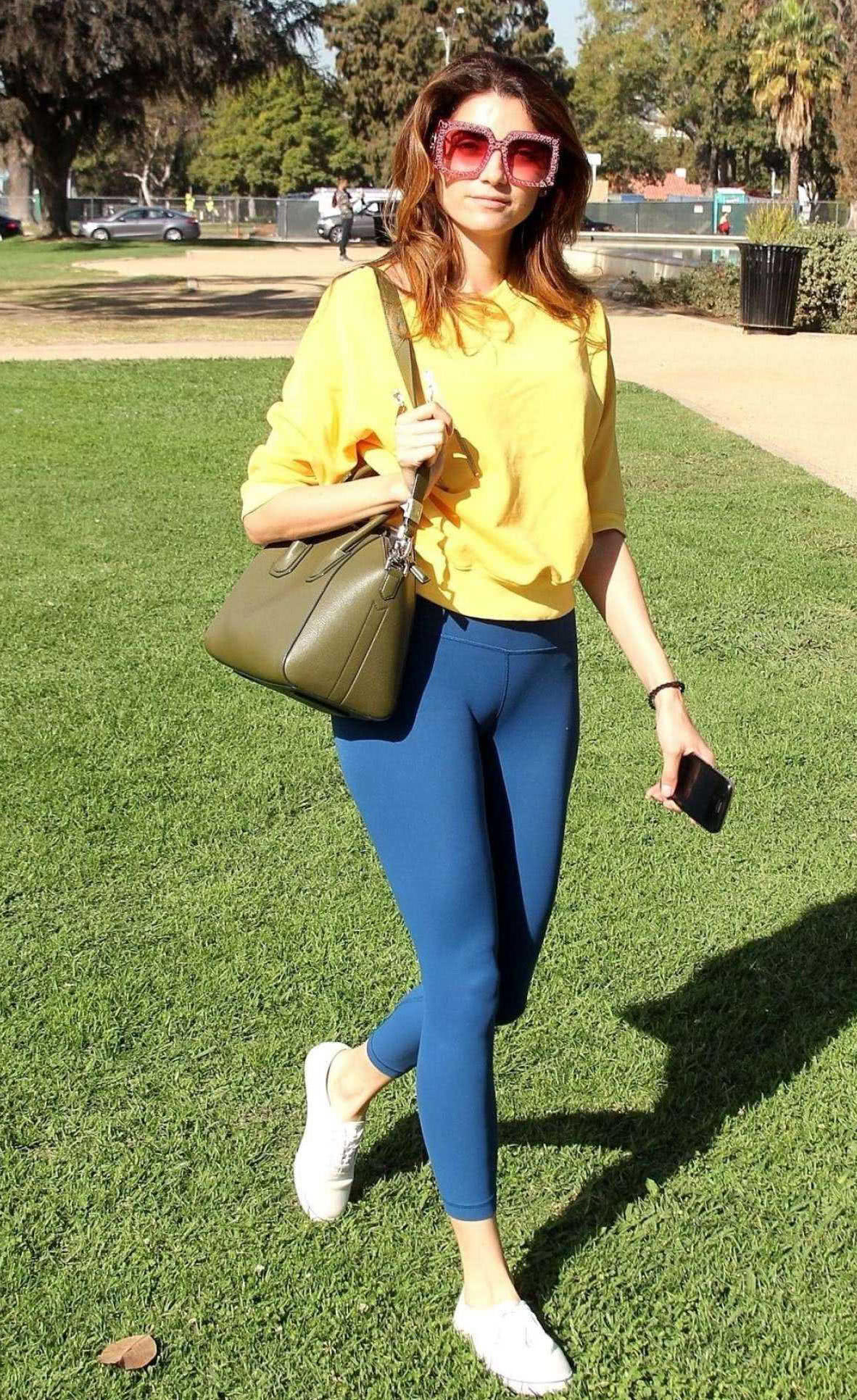 瑜伽小姐姐再次在公园靓丽漫步，网友，这才是女神打开的方式