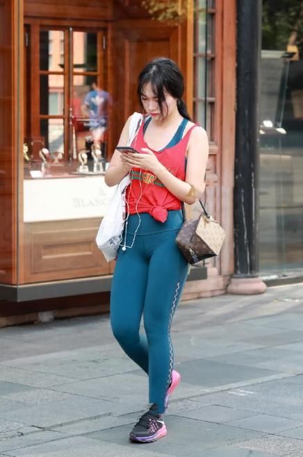 街拍:小姐姐身材丰腴，穿上紧身裤真的太美了!