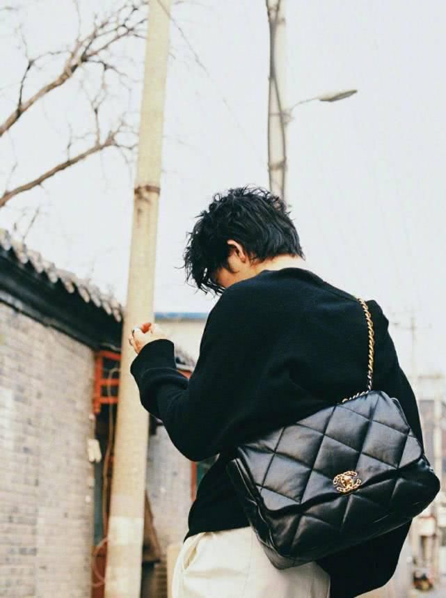  『充满』“香奈儿19手袋”，经典的包包男女皆宜，Chanel的魅力无人可挡